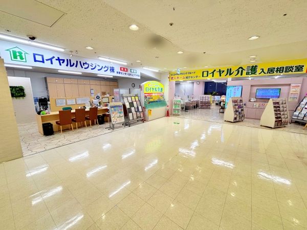 4階店舗には弊社グループ会社の高齢者施設紹介店舗が併設されています