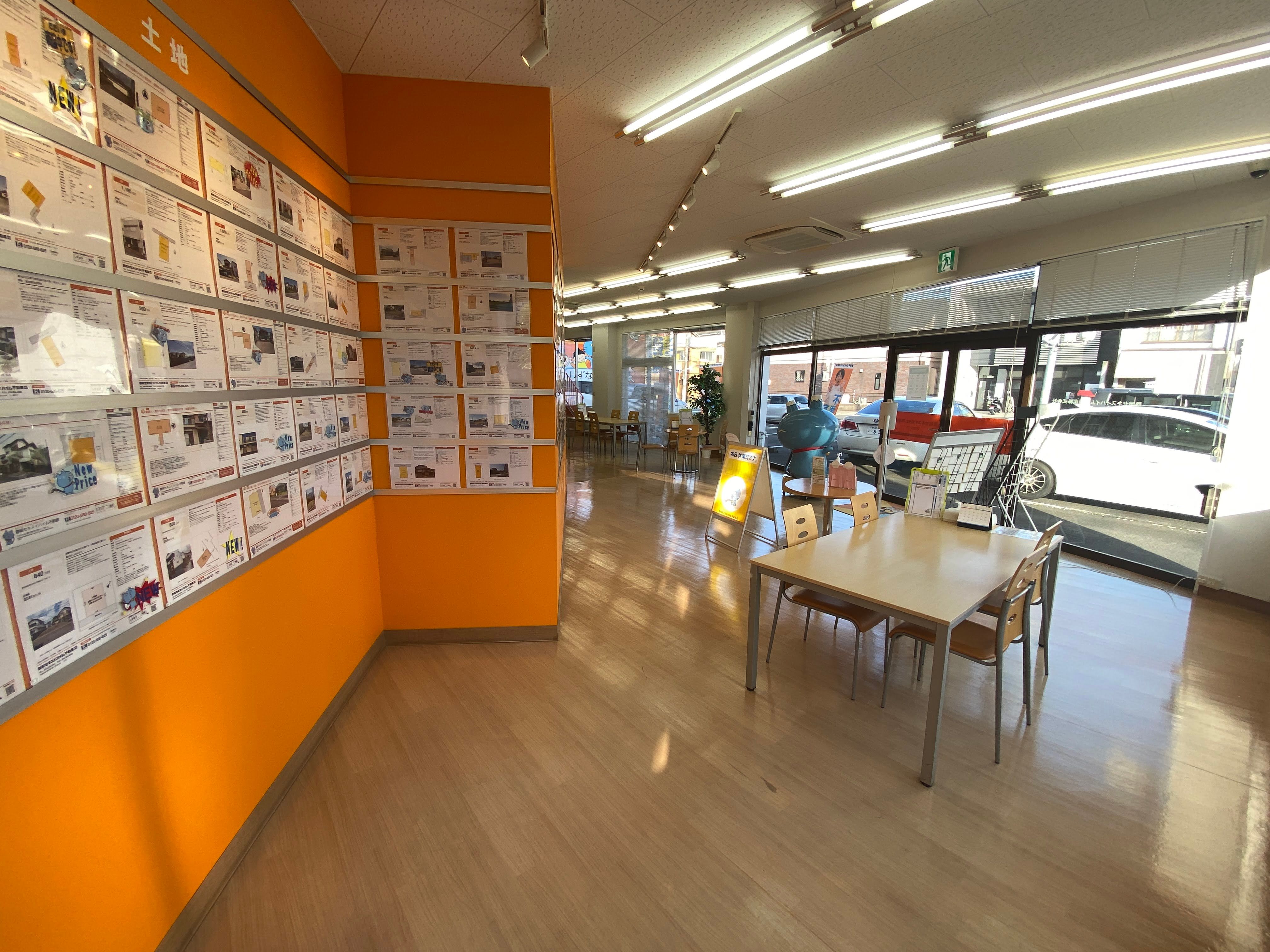 店内の明るいお打ち合わせスペースでもお話しできます。