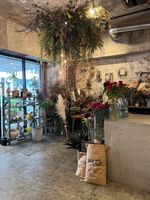 不動産事業の他に『カフェ』『フラワーショップ』『インテリアショップ』も併設♪