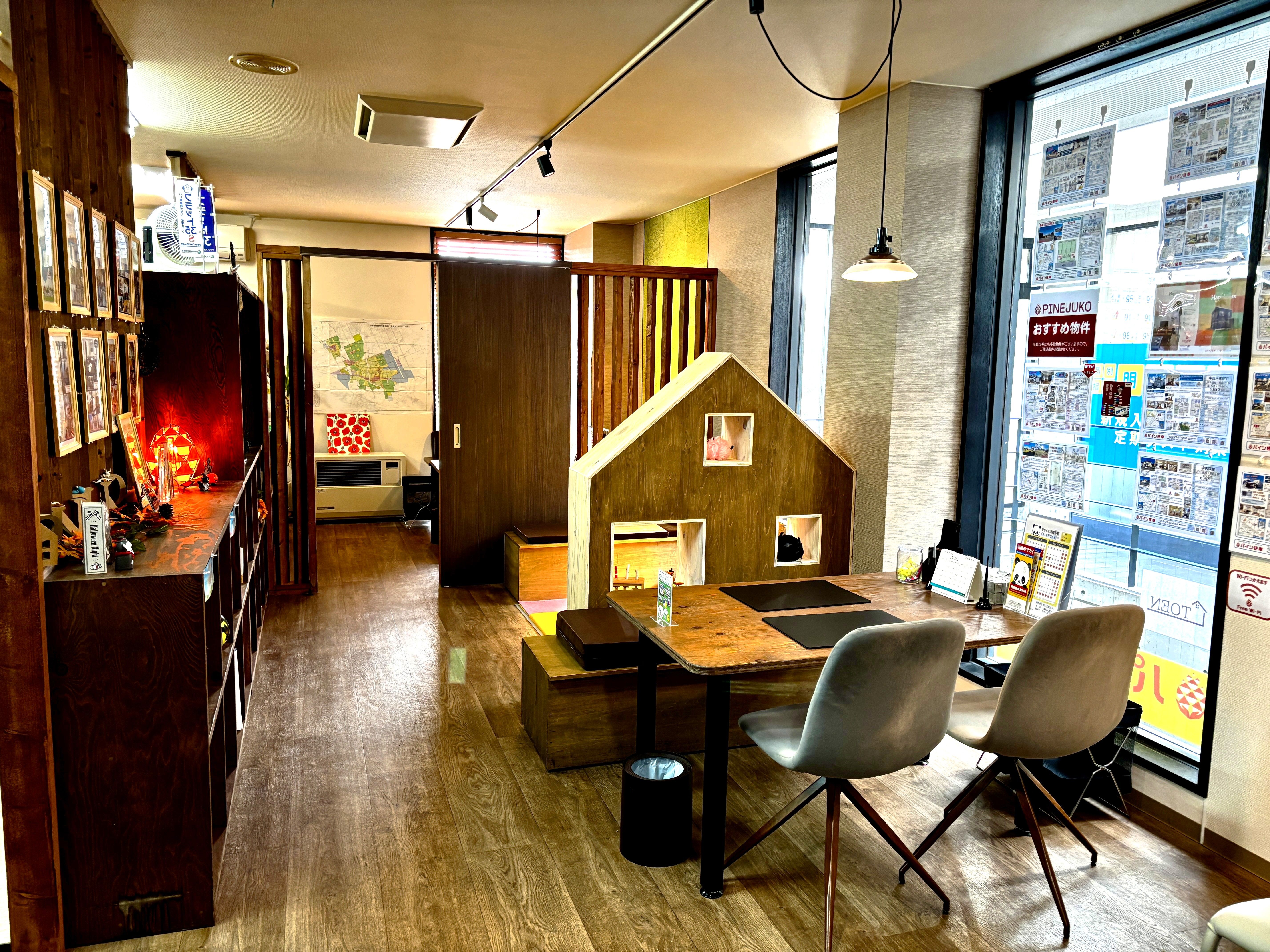 【落ち着いた空間】木の温もりを感じる店内です♪