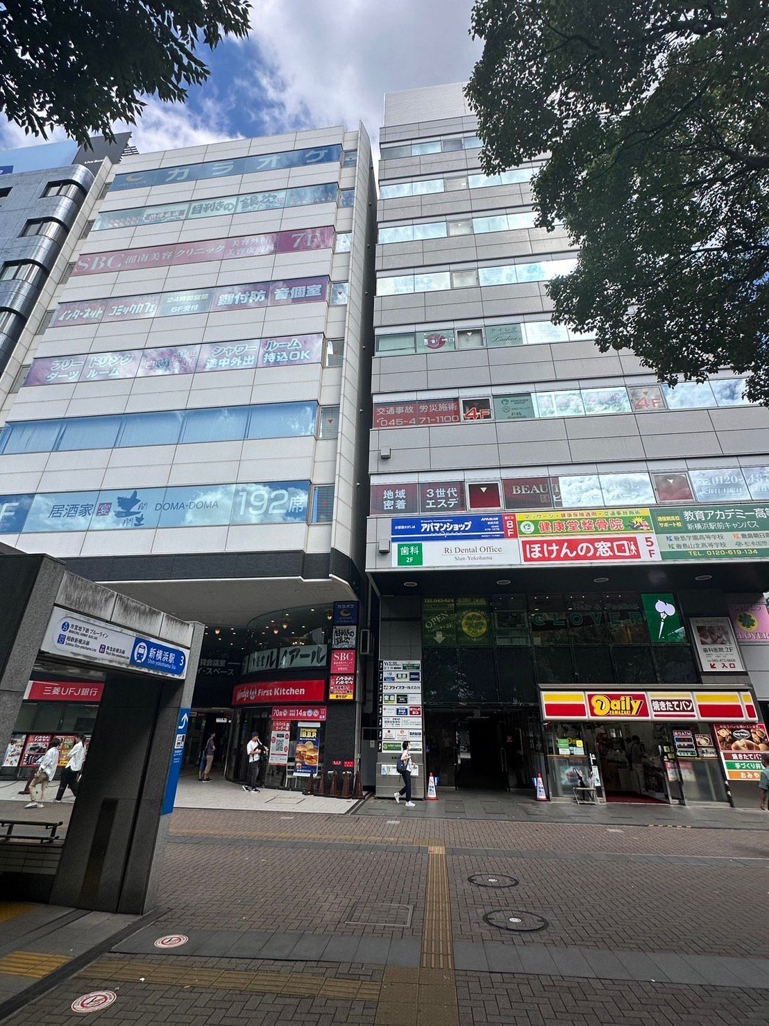 店舗外観　デイリーヤマザキが入るビルの８階です