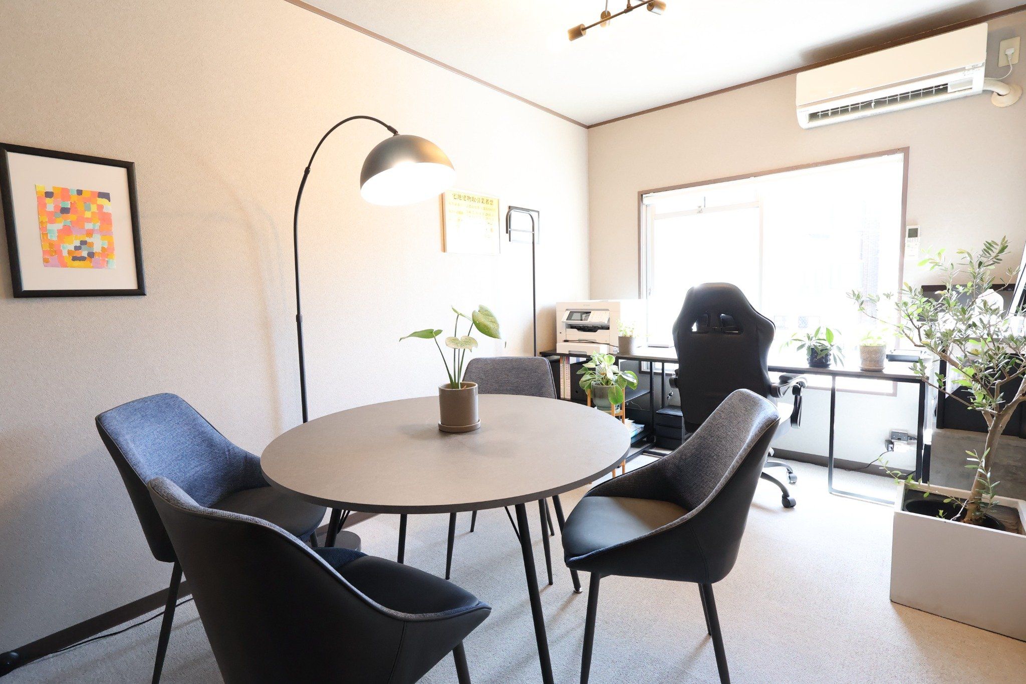 明るく落ち着いた雰囲気の事務所で、ゆっくりとご相談いただけます。リラックスしてお話しいただける空間を整えておりますので、初めての方も安心してお越しください。