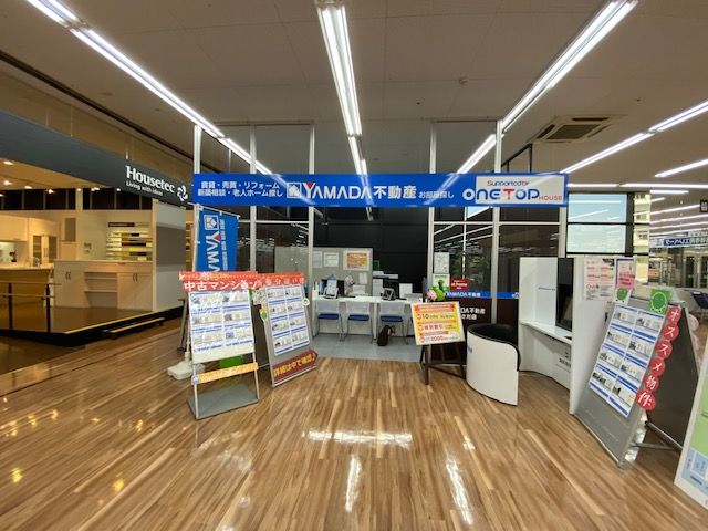 店舗２階エスカレーター正面です。