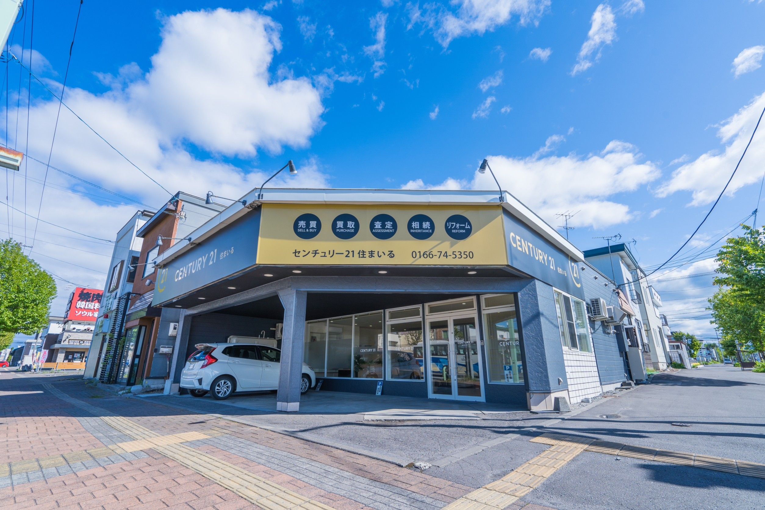 店舗　外観　　店舗前に駐車場３台分あります。